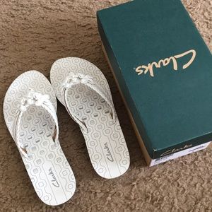 Clarks white solar fun flip flops sandals size 7M!